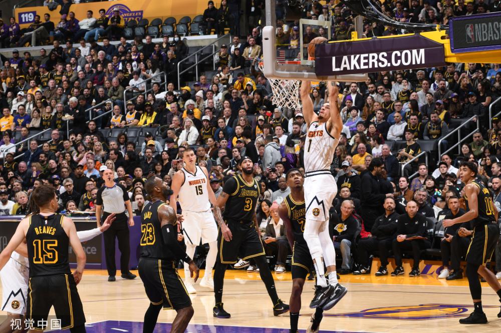 吸引了數萬 吸引了數萬